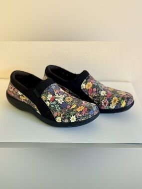Alegria flower pattern slip on nurse/food service/ garden clogs waterproof sz 10